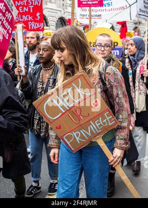 Londra. 18 marzo 2017. Una marcia organizzata da Stand Up to Racism contro il razzismo e il divieto musulmano negli Stati Uniti. Ha cominciato a Portland Place e si è concluso in Parliament Square, Westminster. Foto Stock