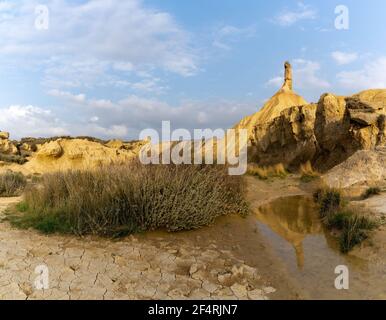 Una vista della scogliera di Castildetierra e praterie del deserto in Il deserto di Bardenas Reales nel nord della Spagna Foto Stock