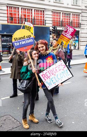 Londra. 18 marzo 2017. Una marcia organizzata da Stand Up to Racism contro il razzismo e il divieto musulmano negli Stati Uniti. Ha cominciato a Portland Place e si è concluso in Parliament Square, Westminster. Foto Stock