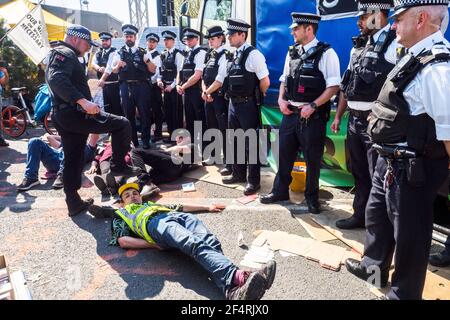 Londra, Regno Unito. 20 aprile 2019. Il ponte di Waterloo è stato bloccato da sostenitori del cambiamento climatico dalla ribellione dell'estinzione per sei giorni. Durante quel periodo, hanno creato un ponte Garden utilizzato per le attività della ribellione internazionale per richiedere un'azione urgente per combattere il cambiamento climatico da parte del governo britannico Foto Stock