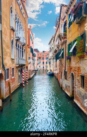 Venezia, Italia - Ott 01, 2018: pittoresca vista di Venezia con il famoso canale d'acqua e case colorate. Splendida mattinata di scena in Italia, l'Europa. Foto Stock