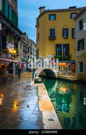 Venezia, Italia - Ott 01, 2018: pittoreschi canali e strette strade di Venezia in tarda serata Foto Stock