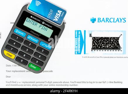 Barclays dispositivo lettore di carte Pinsentry con carta Visa Debit e. lettera di consegna codice pin Foto Stock