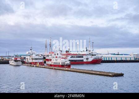 Reykjavik, Islanda - 16 ottobre 2016: Molte barche e navi diverse nel porto della città Foto Stock