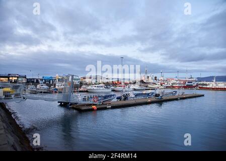 Reykjavik, Islanda - 16 ottobre 2016: Molte barche e navi diverse nel porto della città Foto Stock