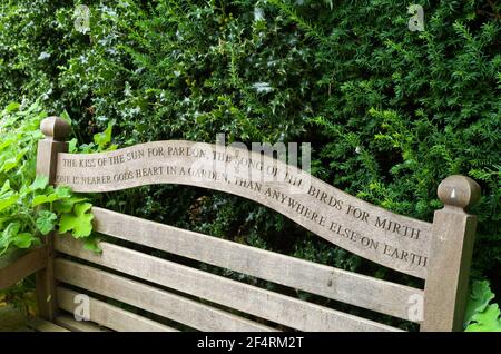 Panca di legno con iscrizione, Coton Manor Gardens, Northamptonshire, UK Foto Stock