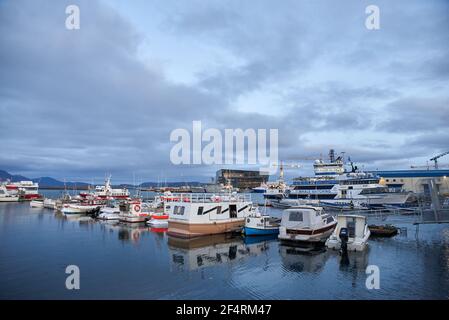 Reykjavik, Islanda - 16 ottobre 2016: Molte barche e navi diverse nel porto della città Foto Stock