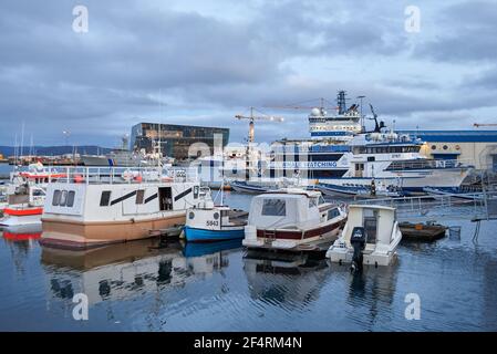 Reykjavik, Islanda - 16 ottobre 2016: Molte barche e navi diverse nel porto della città Foto Stock