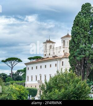 Roma, Italia - 04 ottobre 2018: Villa Medici incorniciato alberi, Roma Foto Stock