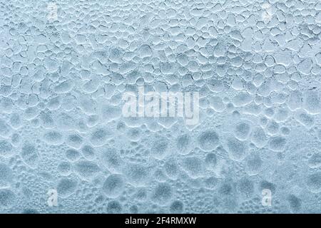 Le goccioline di acqua sul vetro . Gocce di acqua. Foto Stock