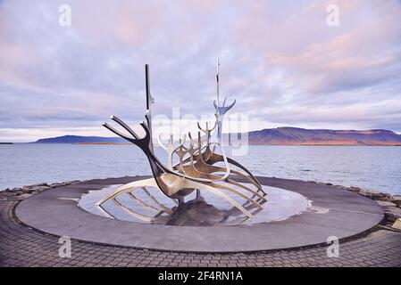 REYKJAVIK, ISLANDA - 16 OTTOBRE 2012: Il monumento Sun Voyager, punto di riferimento della città di Reykjavik Foto Stock