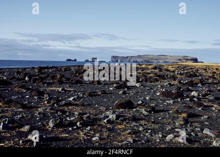 Vista della spiaggia di sabbia nera in Islanda Foto Stock