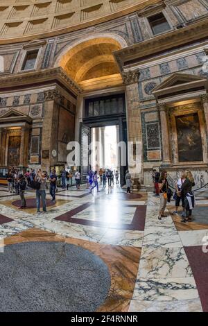 Roma, Italia - 05 ottobre 2018: Turisti che visitano l'interno del Pantheon Foto Stock