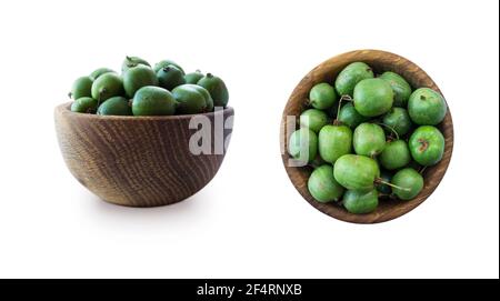 Verde bambino kiwi frutta actinidia isolato su sfondo bianco. Actinidia in una ciotola con spazio di copia per il testo. Acinidia di frutta di kiwi. Vista dall'alto. Actinidia Foto Stock