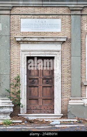 Roma, Italia - 05 ottobre 2018: Porta tipica di un'antica costruzione romana Foto Stock