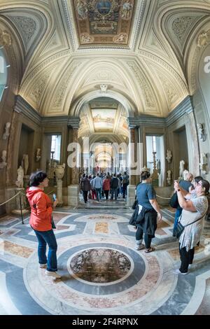 Roma, Italia - Ott 06, 2018: La Galleria dei Candelabri, 80 metri di lunghezza ed è diviso in 6 parti da colonne, è stata fondata nel 1761. Essa è parte del Museo Foto Stock