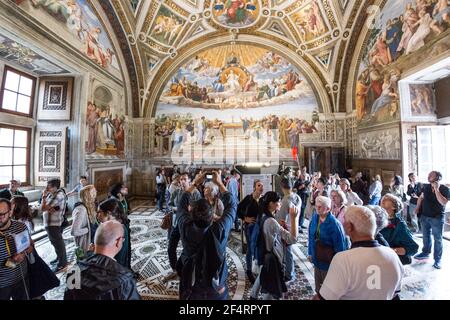 Vaticano - 06 Ott 2018: I turisti si godono la pittura a Raffaello Stanzas, quattro stanze stupiscono con gli affreschi di Raffaello Foto Stock