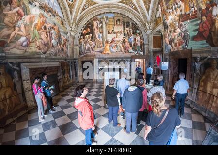 Vaticano - 06 Ott 2018: I turisti si godono la pittura a Raffaello Stanzas, quattro stanze stupiscono con gli affreschi di Raffaello Foto Stock