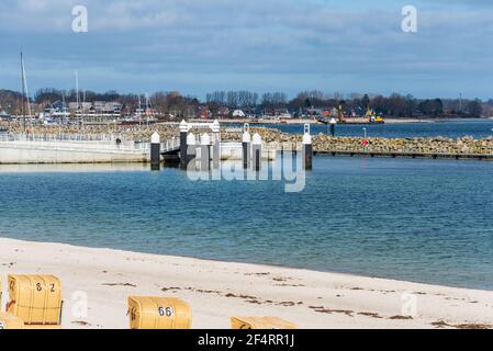 Kurz vor Ostern am Strand a Kiel-Schillksee, Strandkörbe werden für die bevorstehende Saison aufgebaut Foto Stock
