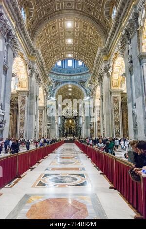 Roma, Italia - 06 ottobre 2018: I turisti ammirano gli interni della Cattedrale di San Pietro in Vaticano Foto Stock