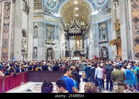 Roma, Italia - 06 ottobre 2018: I turisti ammirano gli interni della Cattedrale di San Pietro in Vaticano Foto Stock