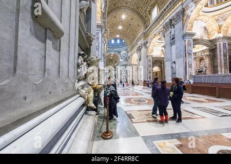 Roma, Italia - 06 ottobre 2018: I turisti ammirano gli interni della Cattedrale di San Pietro in Vaticano Foto Stock