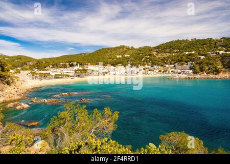 Vista panoramica sulla baia di Llafranc con il centro della città sullo sfondo. Palafrugell, Catalogna, Spagna Foto Stock