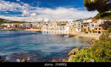 Vista panoramica sulla spiaggia di Candell a Calella de Palafrugell. Catalogna, Spagna Foto Stock