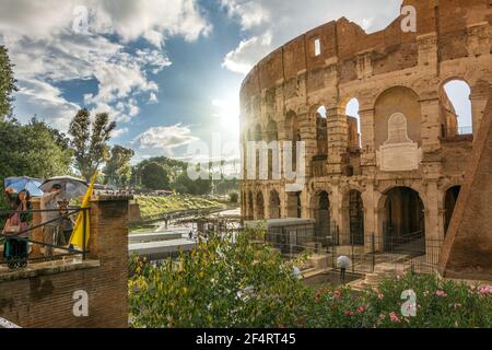 Roma, Italia - 06 ottobre 2018: Vista colorata del Colosseo dopo la pioggia, Roma. Foto Stock