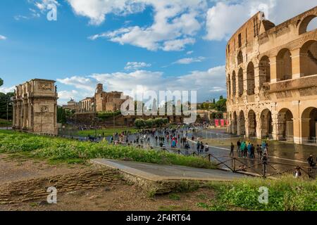 Roma, Italia - 06 ottobre 2018: Vista colorata del Colosseo dopo la pioggia, Roma. Foto Stock