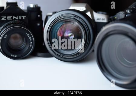 Diversi tipi di vecchie fotocamere, analogiche: Zenit, Pentax e Nikon. Foto Stock