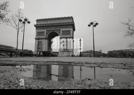 Parigi, Francia - 31 gennaio 2021 : riflessione sull'acqua dell'Arco di Trionfo a Parigi, Francia Foto Stock