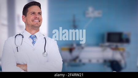 Ritratto del medico maschio caucasico che indossa cappotto da laboratorio sorridendo a. ospedale Foto Stock