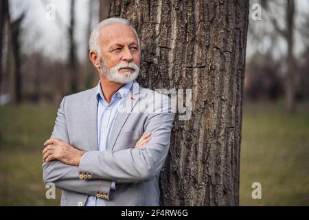 Ritratto esterno di uomo d'affari anziano serio. Foto Stock