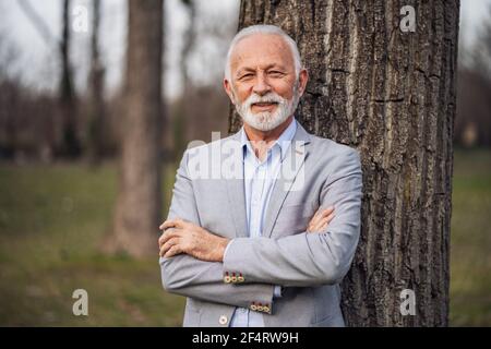 Ritratto esterno di uomo d'affari anziano serio. Foto Stock
