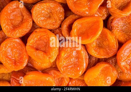 Sfondo di albicocche secche. Frutta secca di primo piano. Vista dall'alto. Sfondo di frutta secca. Albicocche secche dal Tagikistan. Frutta secca al sole. Foto Stock