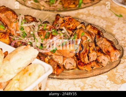 Kebab, spiedini di carne, barbecue, carne alla griglia e verdure Foto Stock