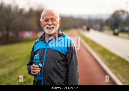 L'uomo anziano felice è pronto per esercitarsi. Stile di vita sano. Foto Stock