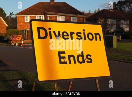 Una deviazione temporanea termina la segnaletica stradale a causa della chiusura della strada per lavori in una zona residenziale di Hellesdon, Norfolk, Inghilterra, Regno Unito. Foto Stock