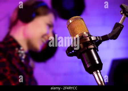 host radio podcaster funzionante in studio. closeup microfono Foto Stock