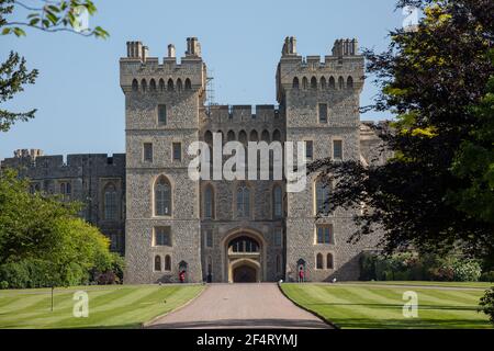 Il Castello di Windsor, situato nella storica città del mercato, sede della famiglia reale britannica, del Royal Borough di Windsor e di Maidenhead nel Berkshire, Inghilterra Foto Stock