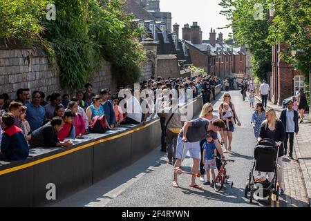 I turisti si accodano di visitare il castello di Windsor, sede della famiglia reale britannica, il Royal Borough di Windsor e Maidenhead nel Berkshire, Inghilterra, Regno Unito Foto Stock