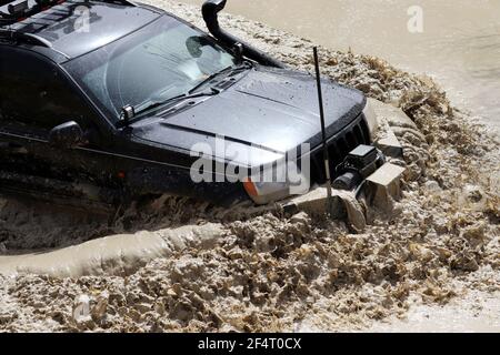 4x4 che fa un grande tuffo nel fango. Gara fuoristrada. Foto Stock