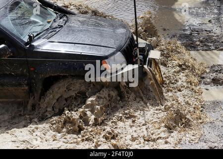 4x4 che fa un grande tuffo nel fango. Gara fuoristrada. Foto Stock