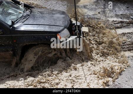 4x4 che fa un grande tuffo nel fango. Gara fuoristrada. Foto Stock