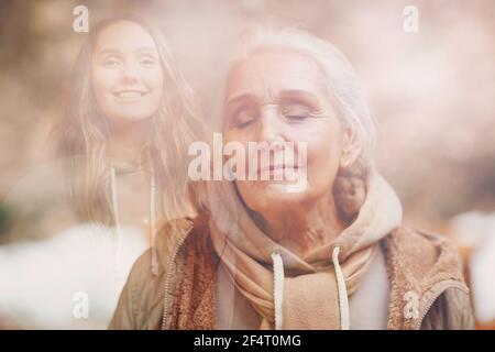 Nonna e nipote immagine a doppia esposizione. Ritratto di donna giovane e anziana. Amore, generazione, sogni e relazioni familiari felici. Foto Stock