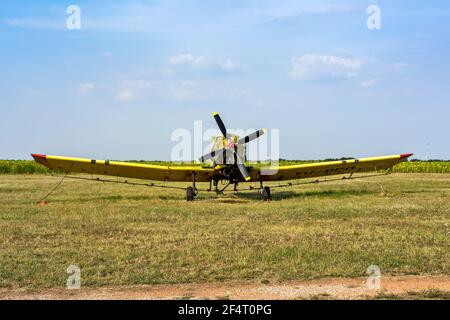 Zrenjanin, Ecka, Serbia, agosto 04,2015. Vecchio aeroporto e un vecchio aereo che occasionalmente vola per esigenze turistiche, scolastiche o agricole. Foto Stock