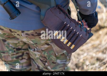 Portarotolo sul fucile. Bandoliera con cartucce su un fucile primo piano Foto Stock