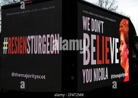 Glasgow, Scozia, Regno Unito. 23 marzo 2021. NELLA FOTO: Messaggio del tabellone a Nicola Sturgeon, ‘NON TI BELIEVE NICOLAa' nella zona di Govanhill a Glasgow, dove la prima Minster è in piedi per il Parlamento. Credit: Colin Fisher/Alamy Live News. Foto Stock