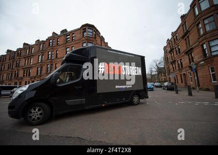 Glasgow, Scozia, Regno Unito. 23 marzo 2021. NELLA FOTO: Messaggio del tabellone a Nicola Sturgeon, ‘NON TI BELIEVE NICOLAa' nella zona di Govanhill a Glasgow, dove la prima Minster è in piedi per il Parlamento. Credit: Colin Fisher/Alamy Live News. Foto Stock